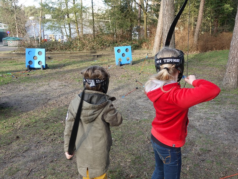 De kids aan het boogschieten bij Landal het Vennenbos