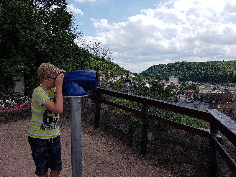 Zeb kijkt door de verrekijker bij Burg Klopp