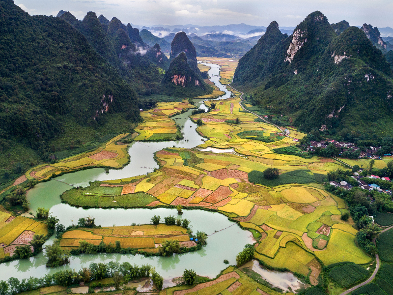 Uitzicht over het grillige landschap van Vietnam