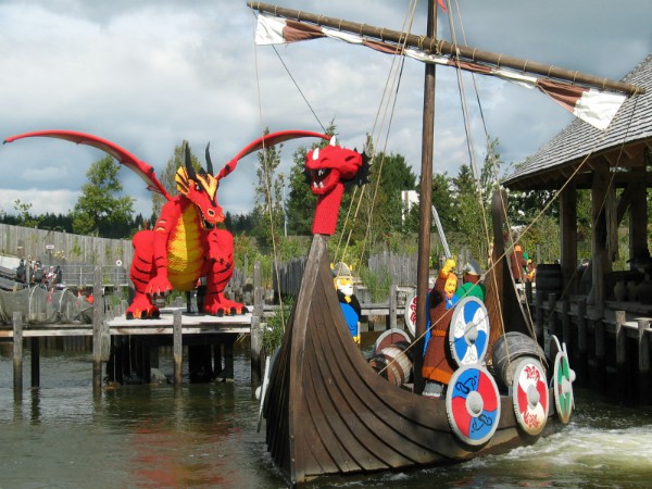 Vikingschip en draak in Legoland Denemarken
