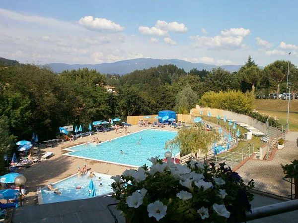 zwembad van Camping Village Il Poggetto in Toscane