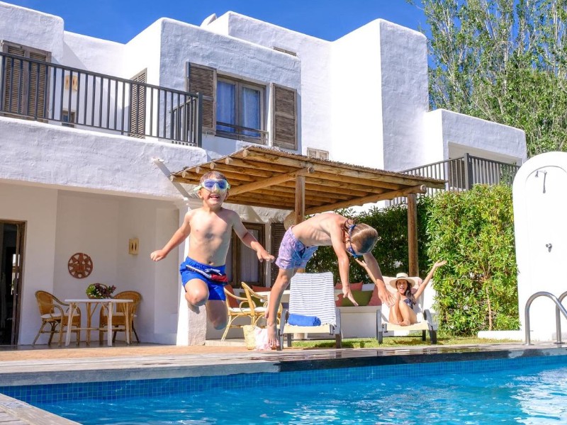 De mooie tuin met zwembaden van Aguas de Ibiza
