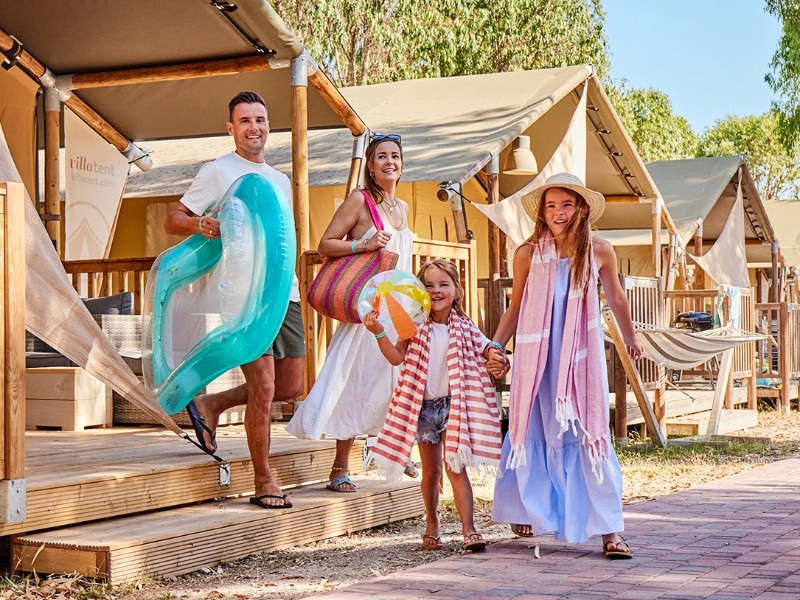 villatent gezin bij glampingtent