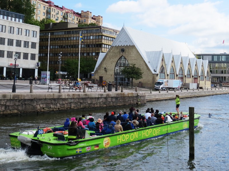 De rondvaartboot voor de Viskerk in Göteborg