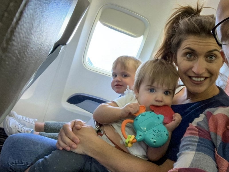 met speeltje, samen in het vliegtuig