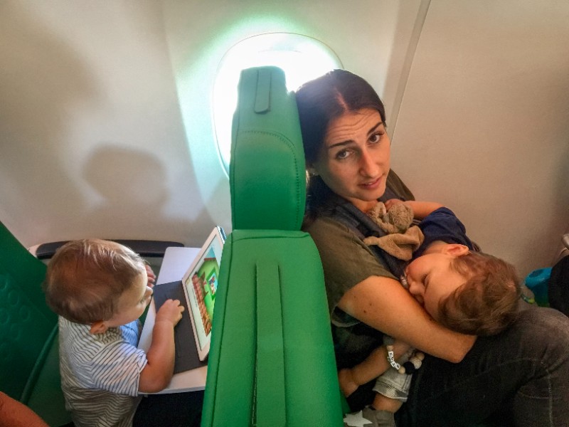 Met onze peuter Zeb en dreumes Tycho in het vliegtuig naar Marokko Vliegen met peuters