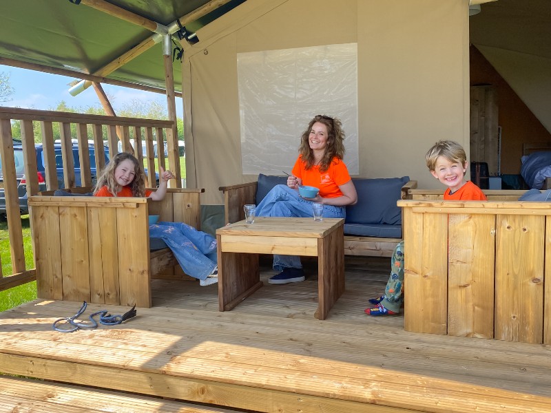 In een comfortabel bedje kamperen in een mooie omgeving? Dat kan met Vodatent. Elisabeth probeerde het uit op de Friese camping de Kleine Wielen. Lees hier meer.