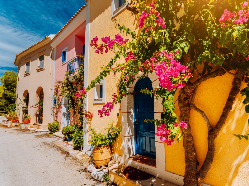 Kleurrijk Grieks straatje in Assos, op eiland Kefalonia