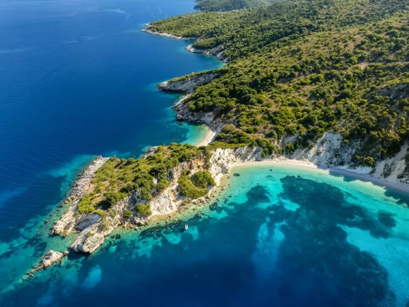 De kustlijn van het Ionische eiland Ithaka