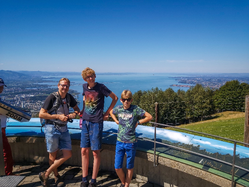 Patrick en onze jongens uitkijkend over de Bodensee bij Bregenz, de hoofdstad van Vorarlberg in Oostenrijk