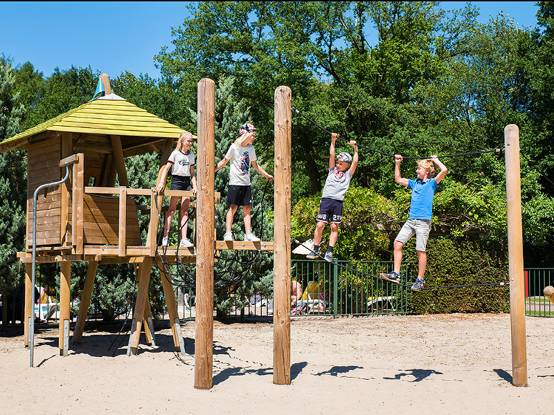 Kinderen in de speeltuin bij familiecamping Vreehorst