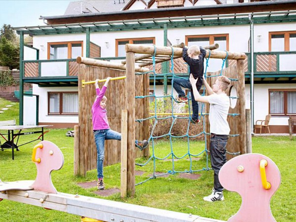 kinderen spelen in de speeltuin bij waldhotel willingen