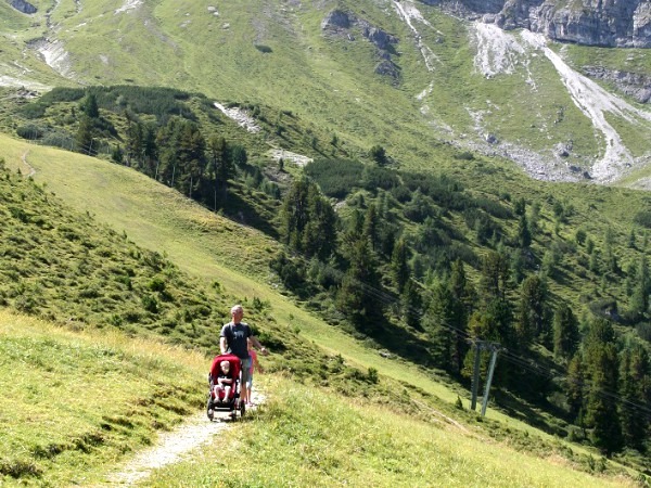 Wandelen met kinderwagen in de bergen van Tirol