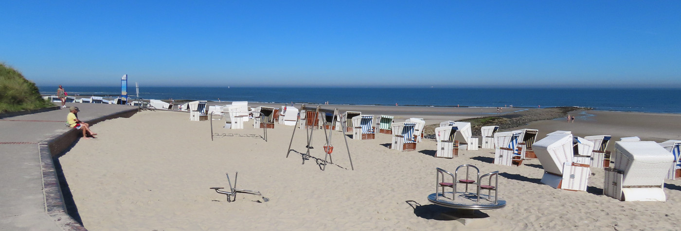 Het strand van Wangerooge met speeltoestellen