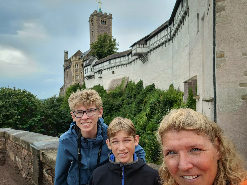 Sabine Zeb en Tycho bij de Wartburg in Eisenach Sabine Zeb en Tycho bij de Wartburg in Eisenach