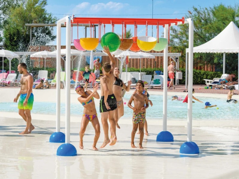 waterspel bij het zwembad