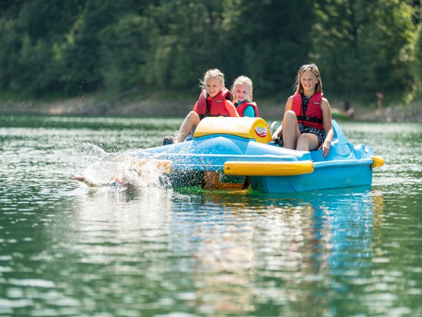 Kinderen waterfietsen op het stuwmeer Aggertalsperre