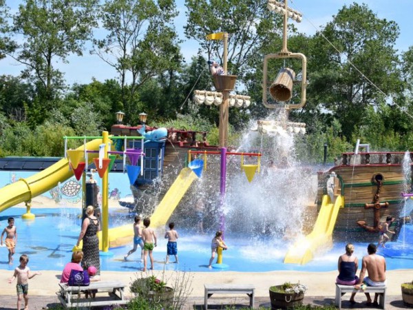 De waterspeeltuin bij vakantiepark de Meerpaal