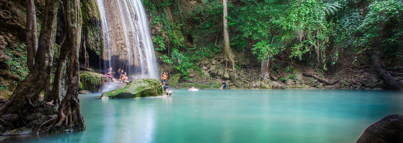 Kinderen spelen in de waterval