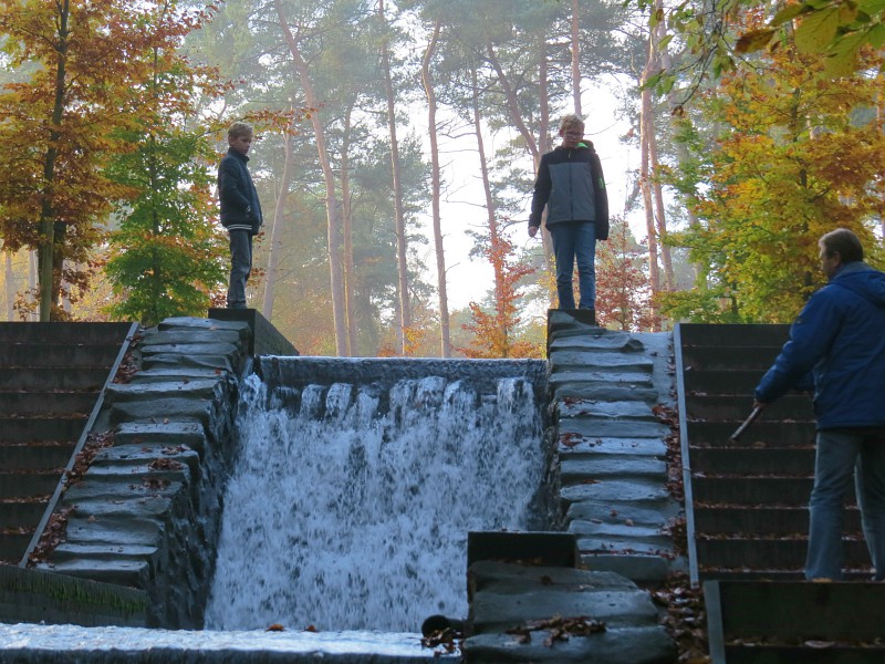 Zeb en Tycho bij de watervallen van Loenen
