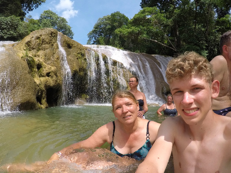 Zwemmen bij de waterval van Roberto Barrios in Mexico