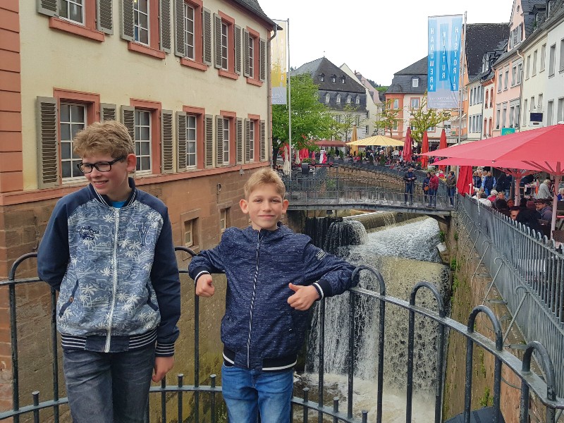 Zeb en Tycho bij de waterval in Saarburg