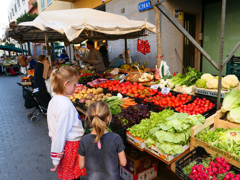 Door alle groenten en fruit is de markt in Palafrugell erg kleurrijk