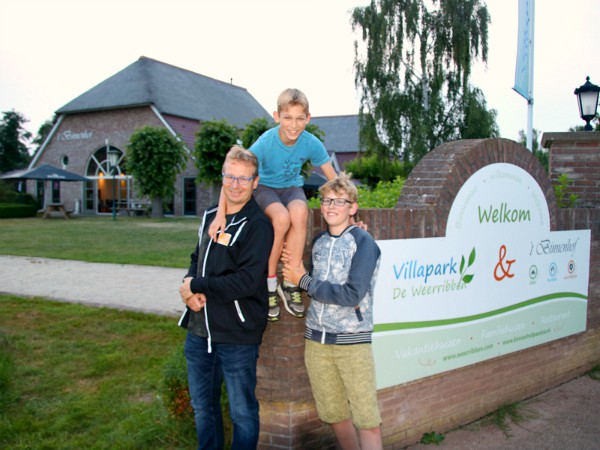 Patrick, Zeb en Tycho bij de ingang van Villapark de Weerribben