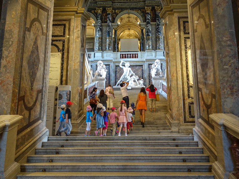 Kinderen vermaken zich met een uitje naar een van de vele paleismusea in Wenen, terwijl de volwassenen genieten van de architectuur.