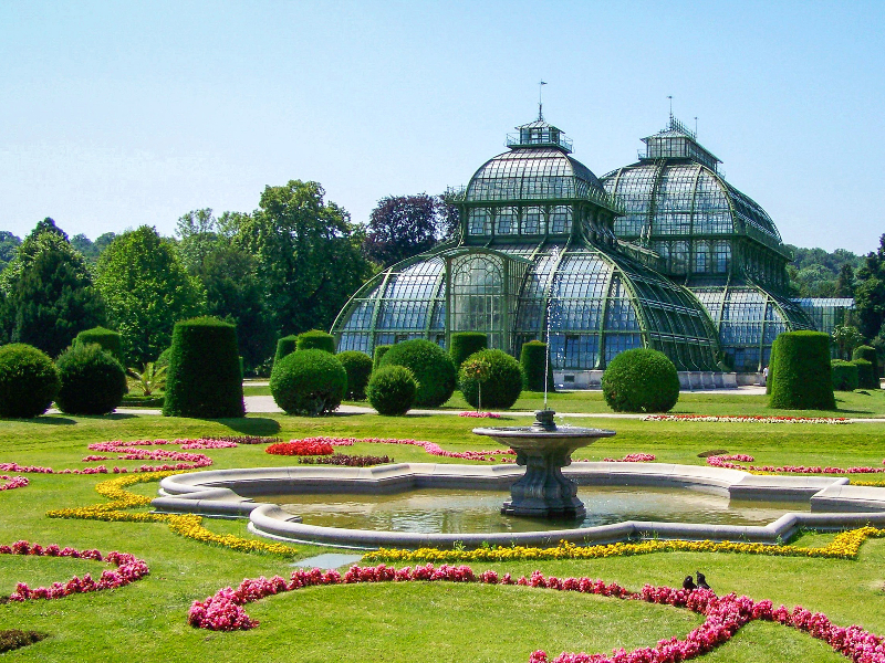 De tuinen rondom het paleis en de dierentuin van Schönbrunn zijn op zichzelf al een bezoekje waard.