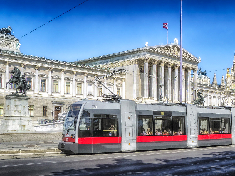 In Wenen kun je supergoed reizen met het ov zoals de tram met kinderen. Tot 6 jaar is dit zelfs gratis.