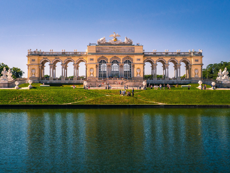 Het prachtige Schönbrunn omvat zowel de beroemde Tiergarten als een prachtig paleis met indrukwekkende tuin.