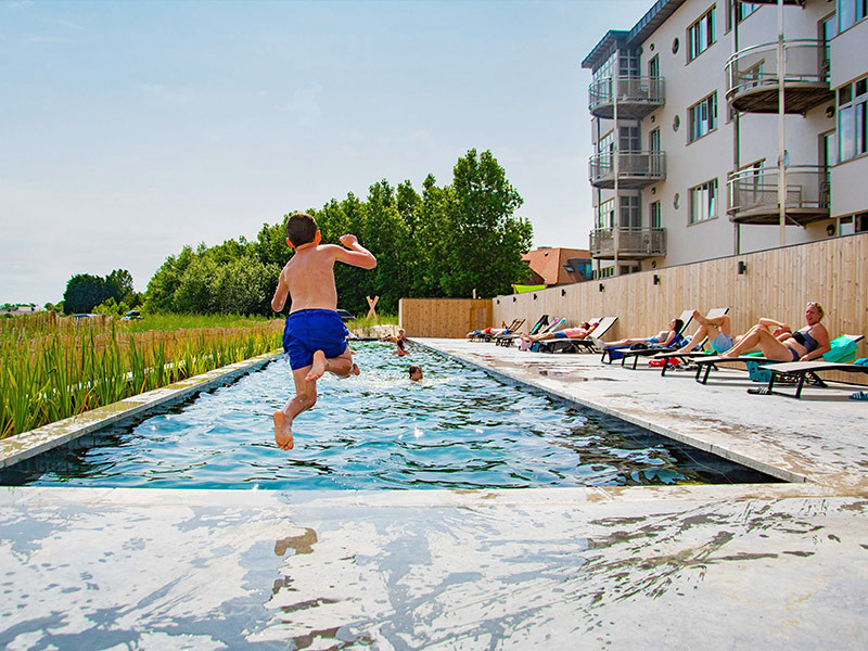 Het zwembad van het West Bay hotel in de zomer