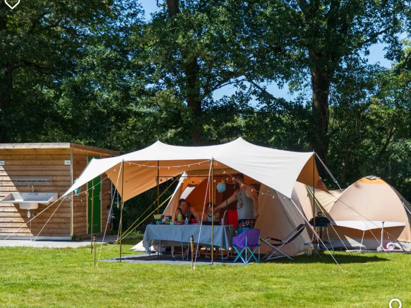 Kampeerplek met privé sanitair bij Westerbergen