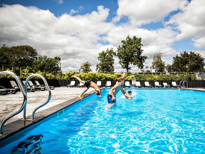 Het buitenzwembad bij de Westerkogge