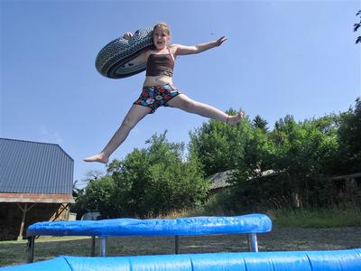 van de trampoline zo in het zwembad