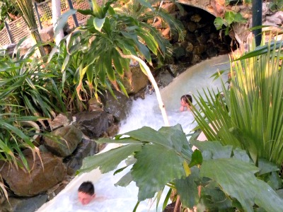 Je wordt meegesleurd door het water in de wildwaterbaan