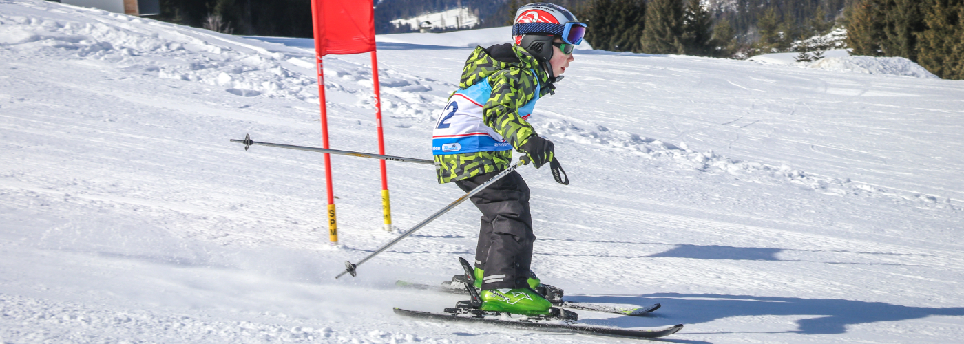 De zoon van onze reporter Cindy tijdens een skirace van zijn skiklasje in het Oostenrijse Filzmoos