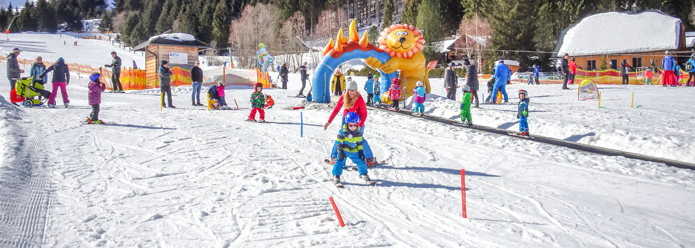 Kinderen aan het wintersporten