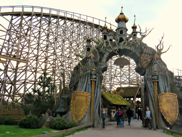 poseren voor de ingang van Woodan achtbaan in Europapark