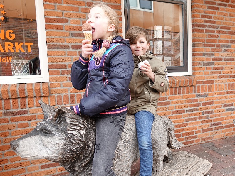 Lara en Duuk eten een ijsje op de rug van De Kleine Wolf