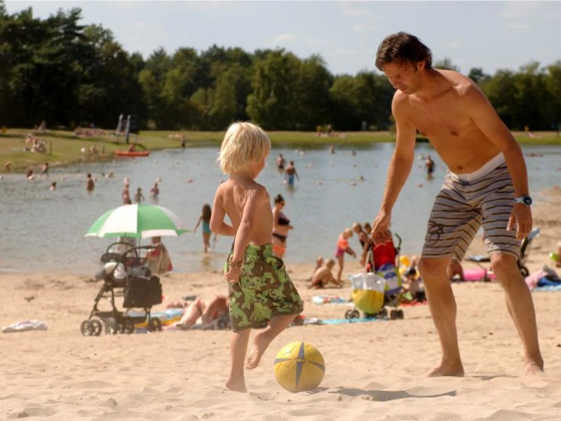 Voetballen op het strandje bij Bospark t Wolfsven