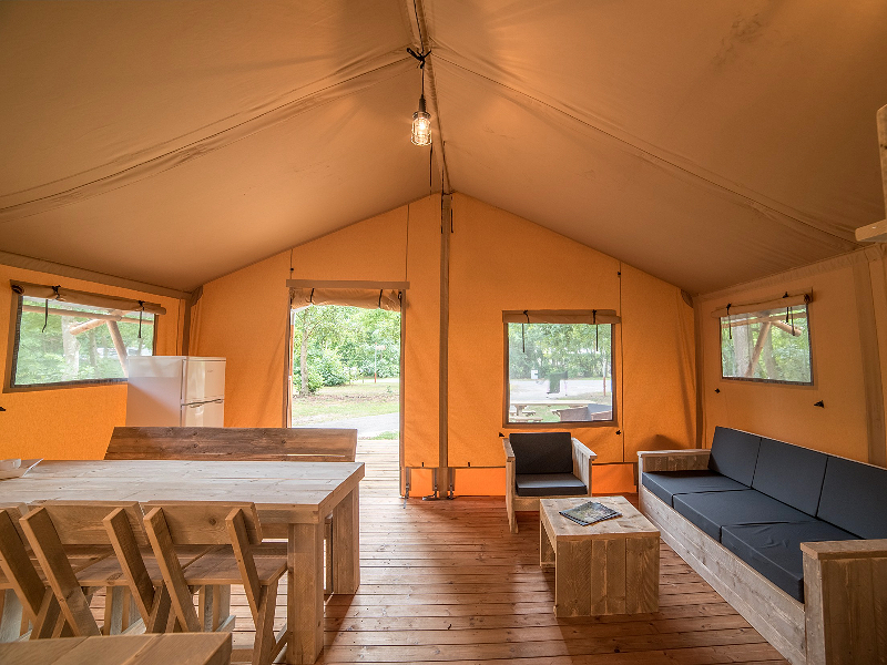 De woonkamer in een lodge-tent in park Port Zélande