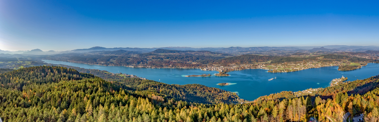 Uitzicht over de Worthersee in Karinthië, het zuiden van Oostenrijk.