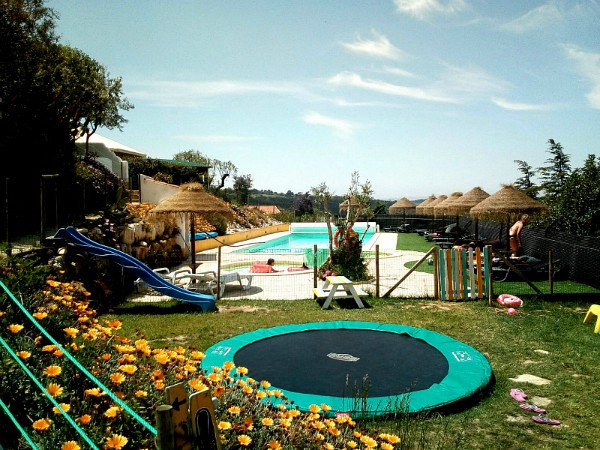 trampoline en glijbaan voor vermaak van de kinderen