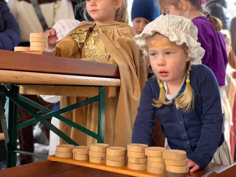 Oud-Hollandse spellen bij de viering van 1 April in Brielle