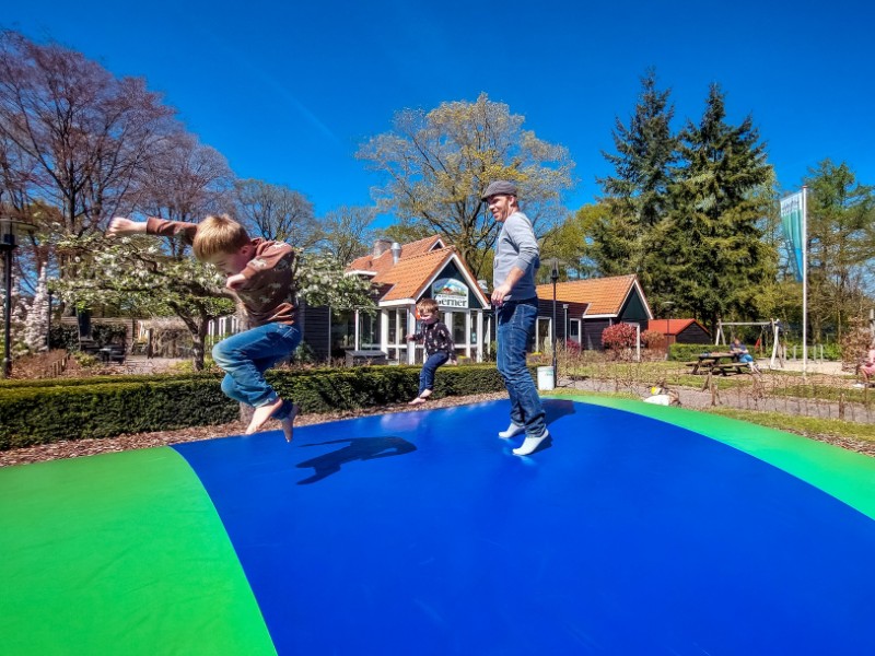 Airtrampoline bij de receptie