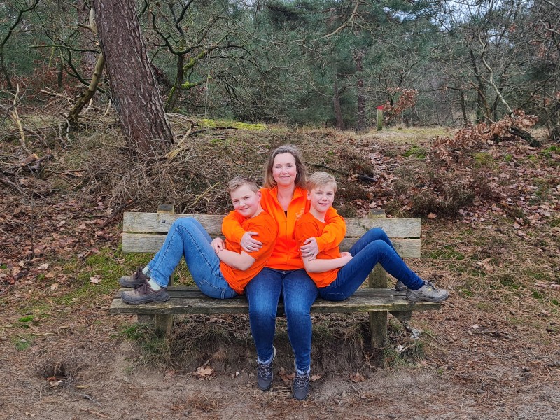 Alma met haar zonen Mees en Joep