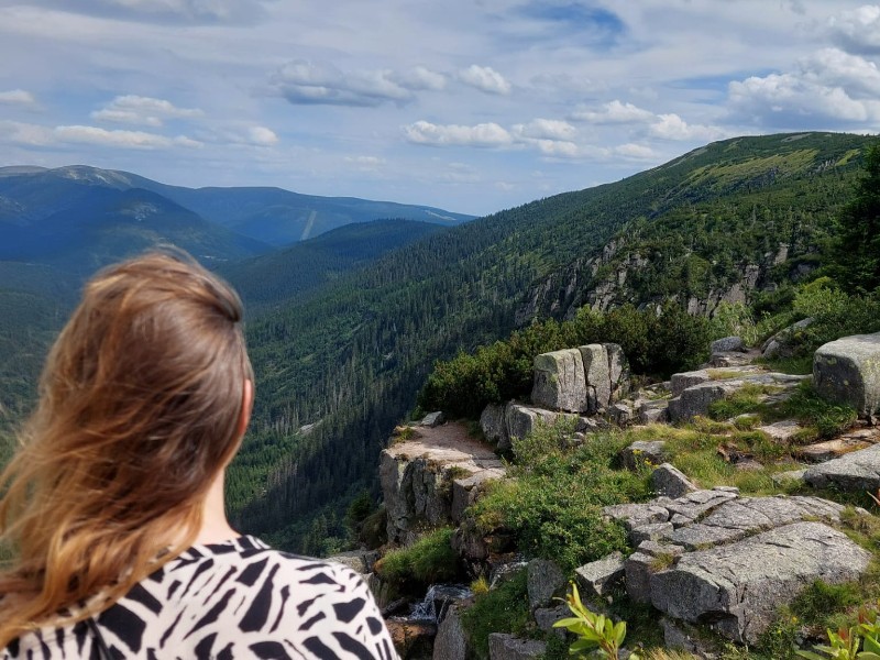 Alma kijkt uit op de Pancava waterval