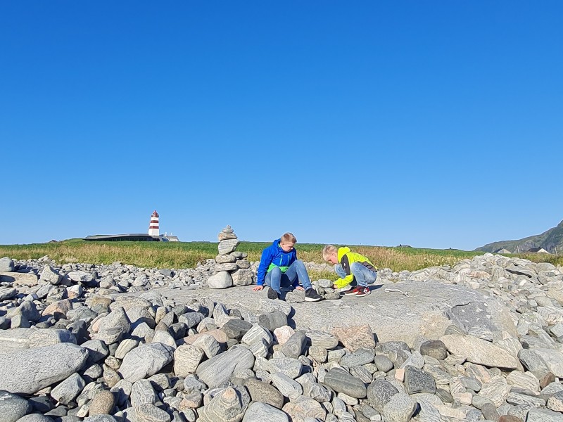 Lekker stenen stapelen bij de vuurtoren van Alnes